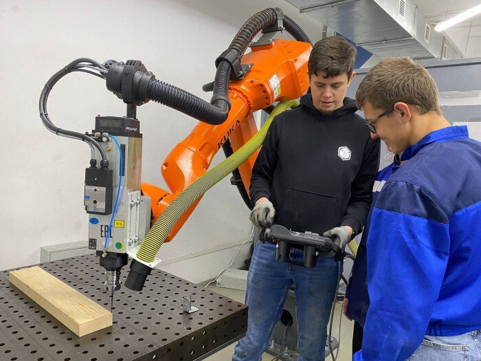  📷    Оренбургские студенты работают с промышленными роботами Кристина Просвиркина