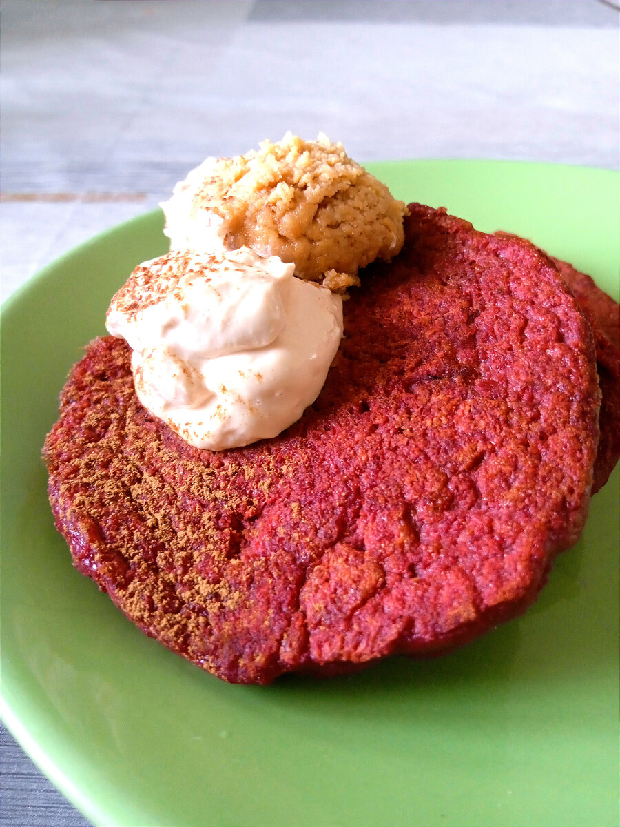 Сочные свекольные панкейки. Ещё вкуснее с кремовым ванильным творогом и шариком арахисовой пасты