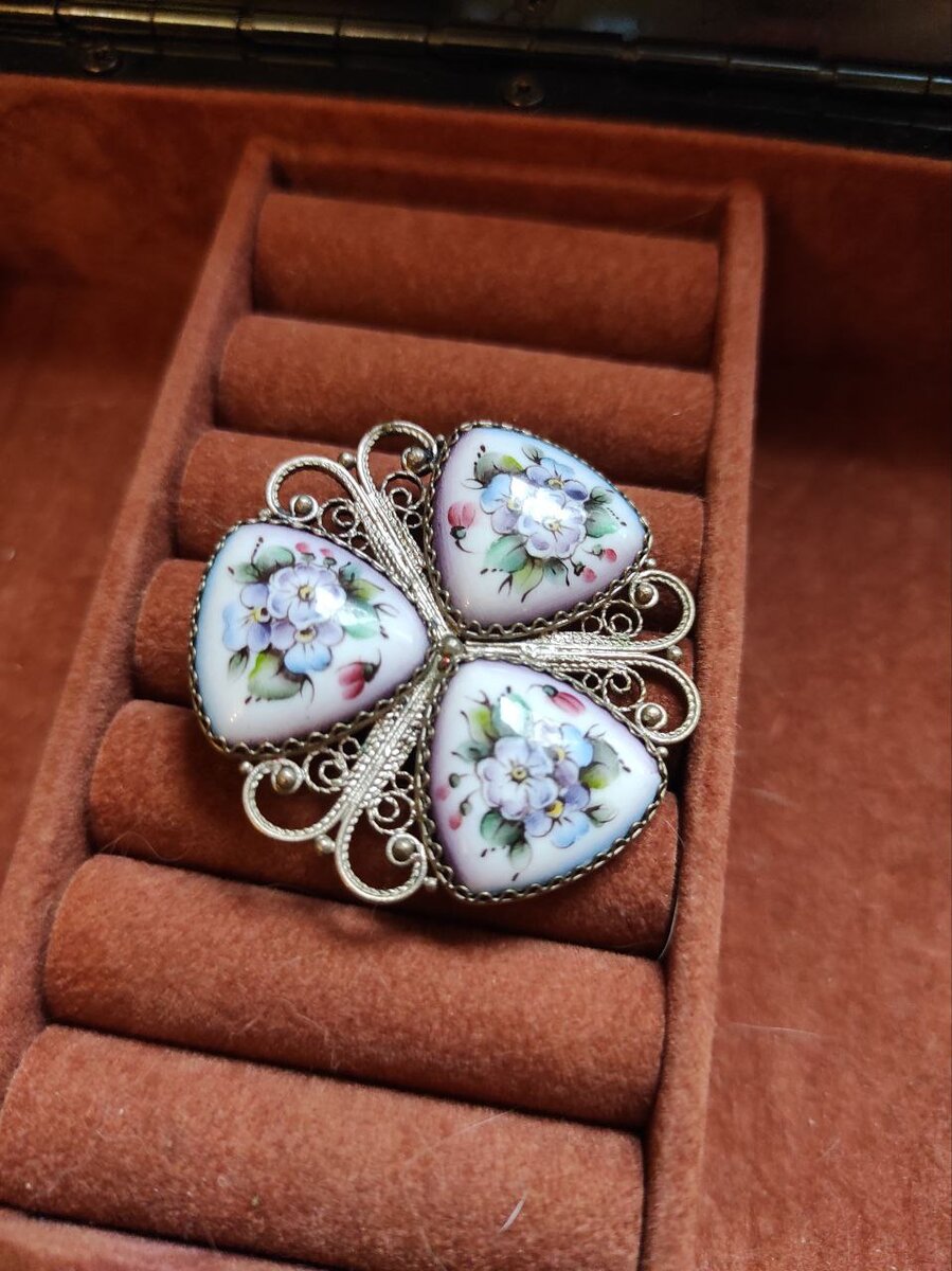 Ростовская эмаль с цветочной тематикой. Листайте страницы галереи.