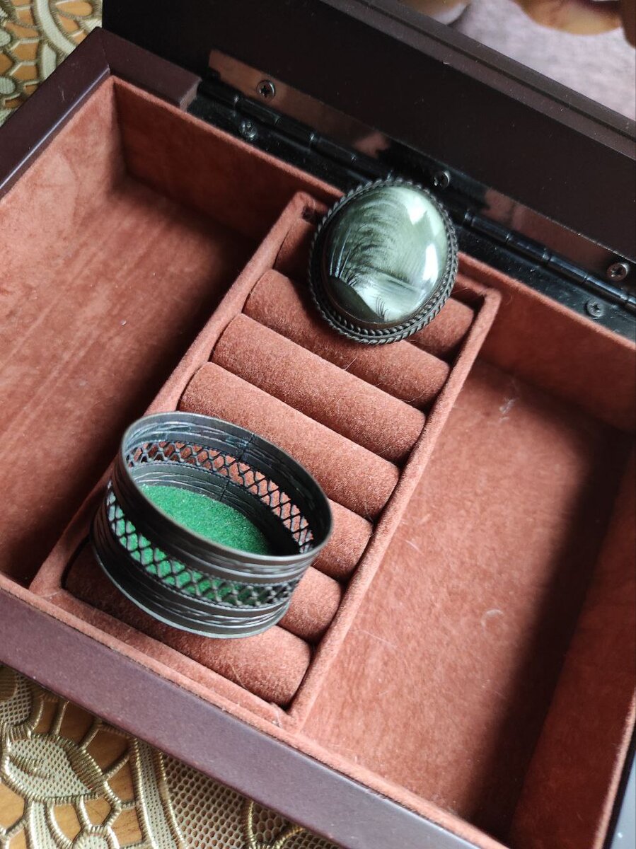 Миниатюрная шкатулочка с крышечкой - брошью. Живописная финифть.