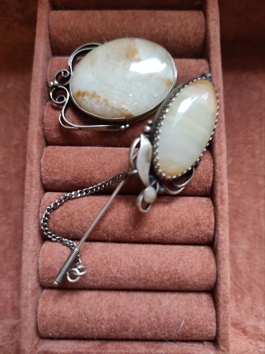 Брошь-игла. Вставка -агат.  Листайте страницы галереи.