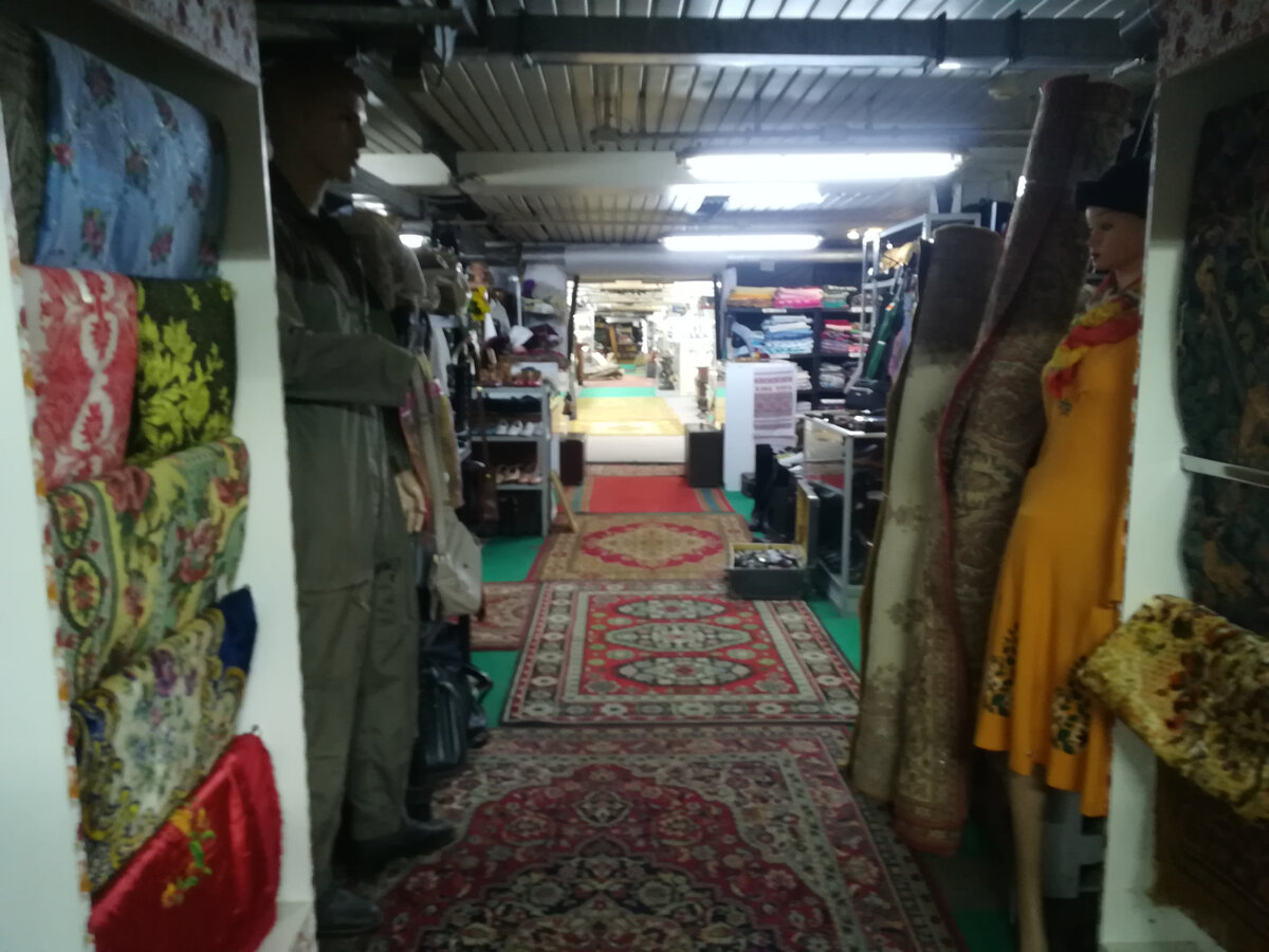 Ряды с одеждой, её лет 30-40. Хоть сейчас надевай и носи.