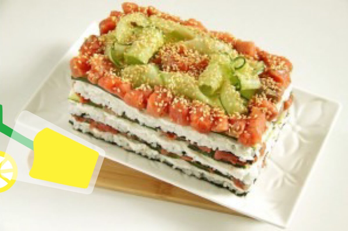 Нори с красной рыбой. Футомаки сяке. Суши торт без нори. Суши торт филадельфия. Салат суши на новый год.