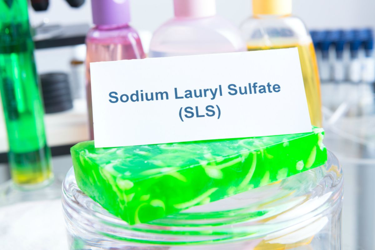 Содиум лаурет сульфат. Sodium Laureth Sulfate в шампуне что это. Сульфаты в шампунях. SLS лаурилсульфат натрия. Лаурилсульфат натрия в косметике.
