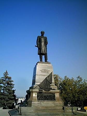 1898, 18 ноября (30 ноября) по старому стилю: В Севастополе в годовщину Синопского боя на Графской пристани установлен памятник адмиралу П.С. Нахимову 