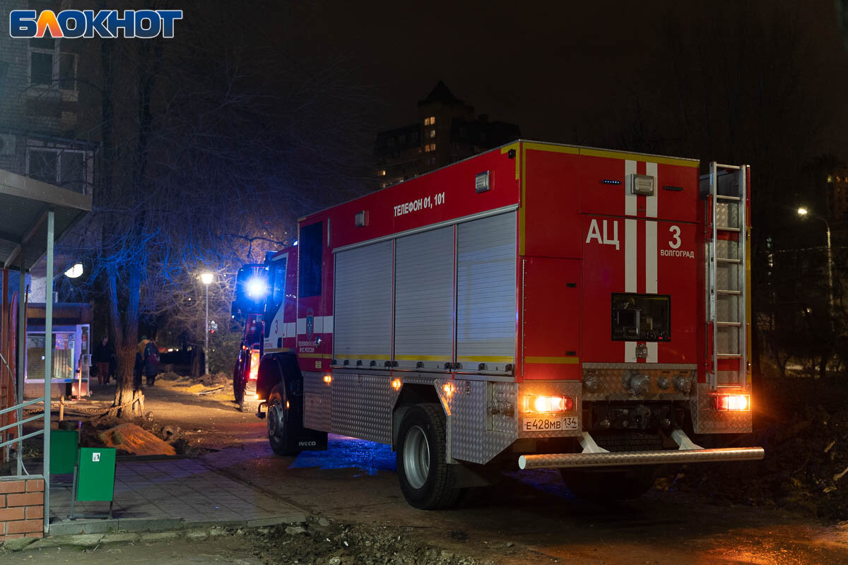 С верхних этажей звали на помощь: волгоградцев спасли из горящей 10-этажки  на 7-й Гвардейской | Блокнот Волгоград | Дзен