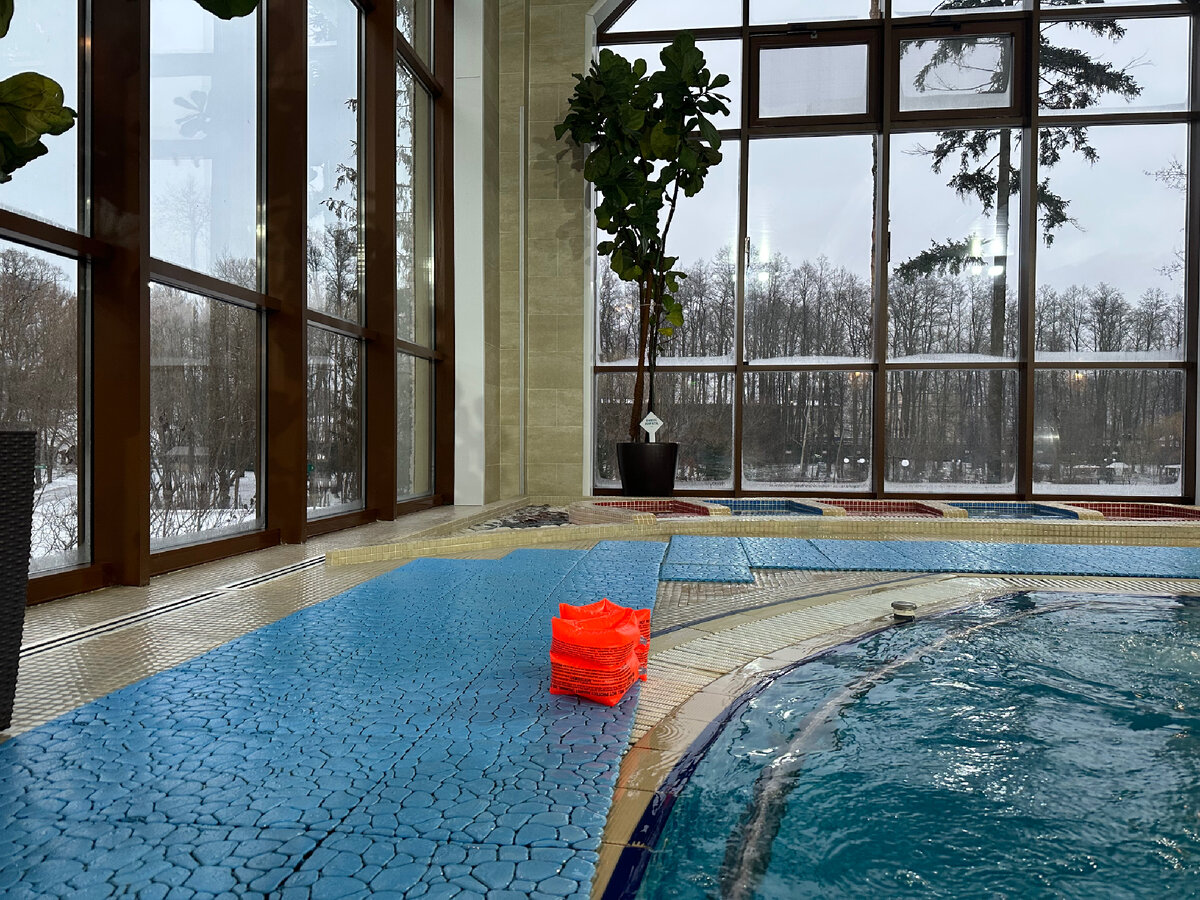 Бассейн (с прохладной водой) и панорамными окнами.