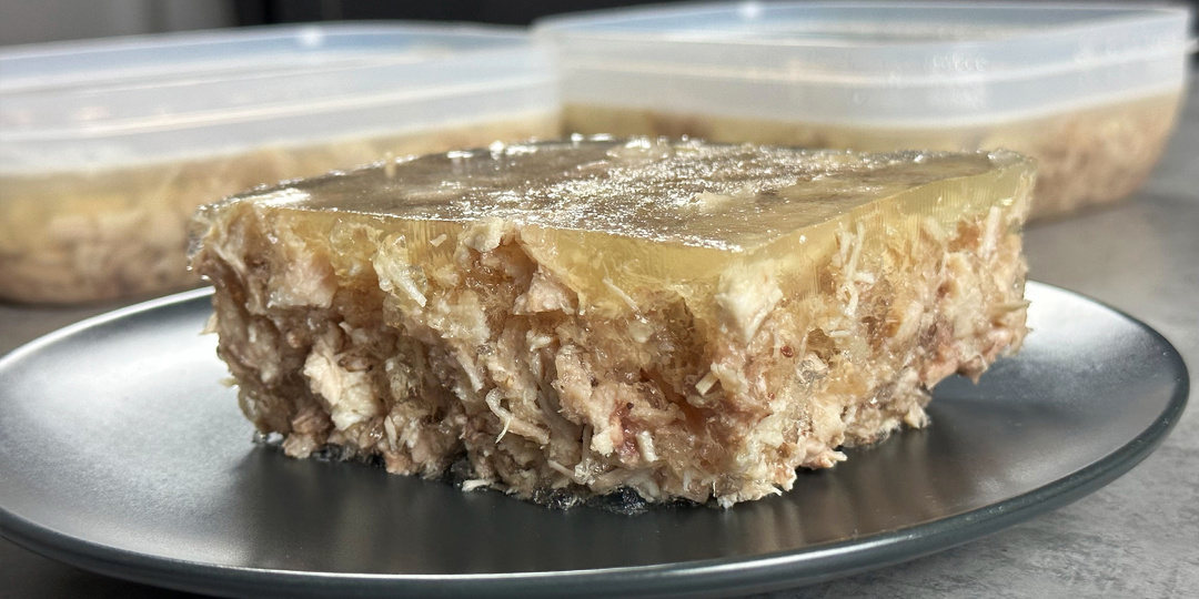 Вкусный домашний холодец без желатина и жира. Есть тонкости: как правильно сварить прозрачный, насыщенный и вкусный.