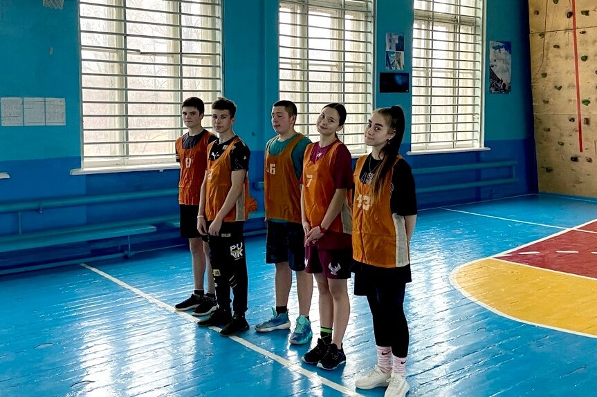 В упорной борьбе учащихся 9-х классов победу в поединке со счётом 12 : 8  одержала дружная команда  9-А класса, а лучшими игроками встречи стали Николенко Михаил, Суров Егор, Никоненко Дарья и Литкевич Анна.