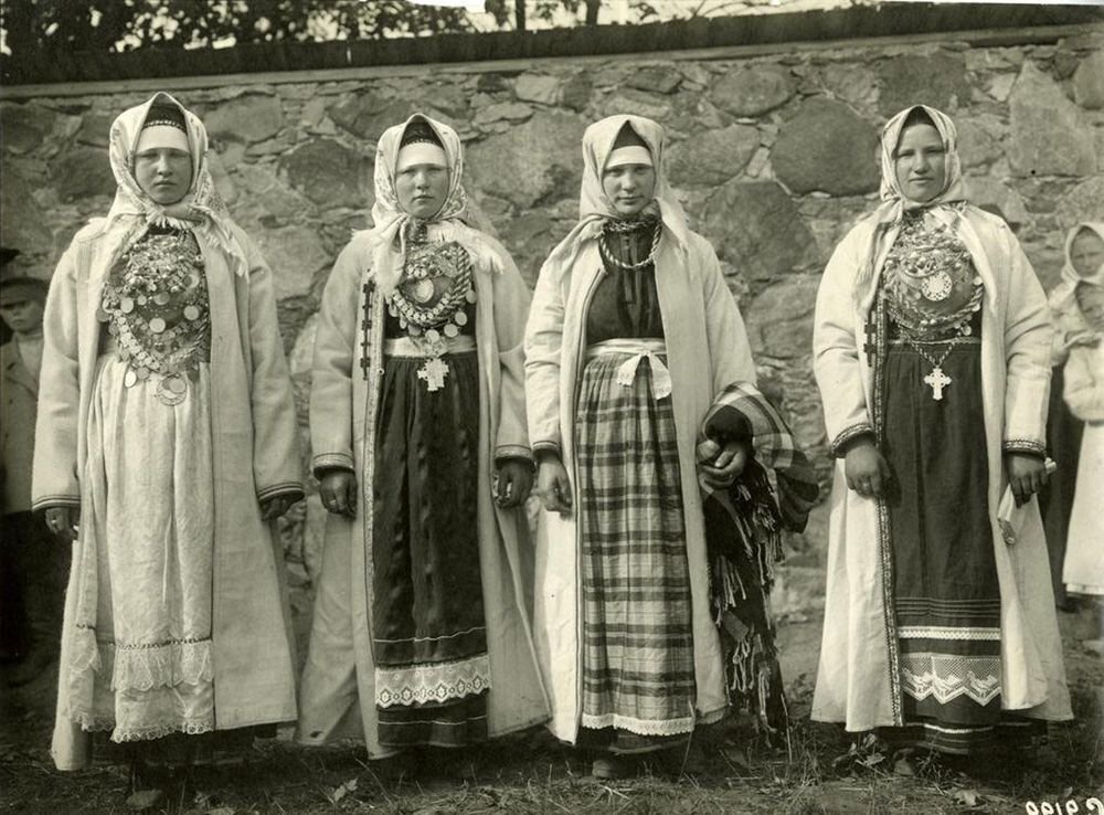 Женщины сето в национальных костюмах. Обратите внимание на ношение православного крестика на животе под монисто. Источник: rg.ru.