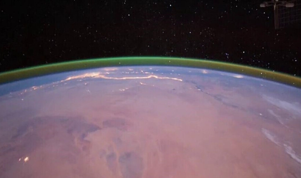 Снимок с МКС. Земля.
Источник фото: https://static.americadigital.com/wp-content/uploads/2020/06/americadigital-aurora-boreal-en-la-atmosfera-de-la-tierra-2020-esa.jpg