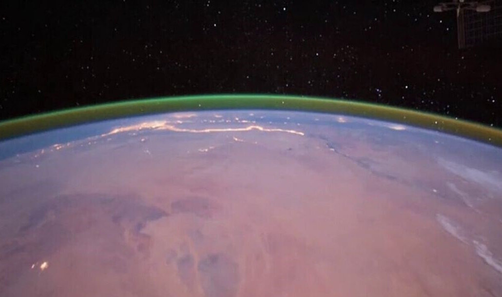 Снимок с МКС. Земля.
Источник фото: https://static.americadigital.com/wp-content/uploads/2020/06/americadigital-aurora-boreal-en-la-atmosfera-de-la-tierra-2020-esa.jpg