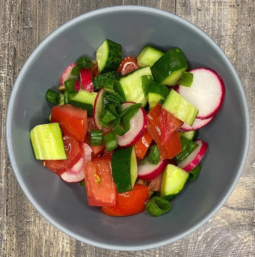 Огурцы, томаты, редис, лук любой по вкусу. Немного соли. 