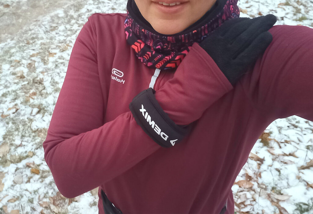 А можно на запястье. На одежде и на перчатках хорошо сидят, не ёрзают по руке