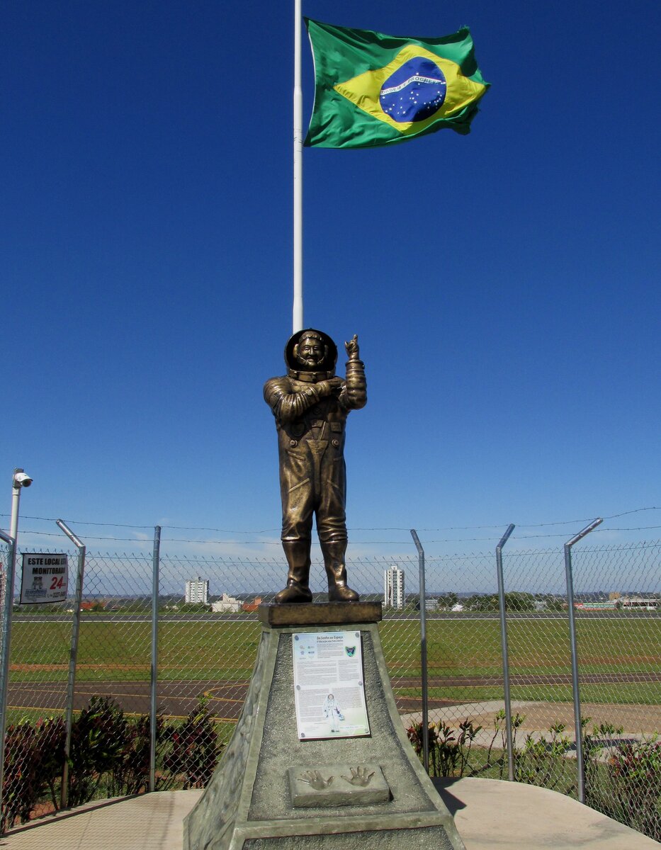 Монумент в честь первого космонавта Бразилии.