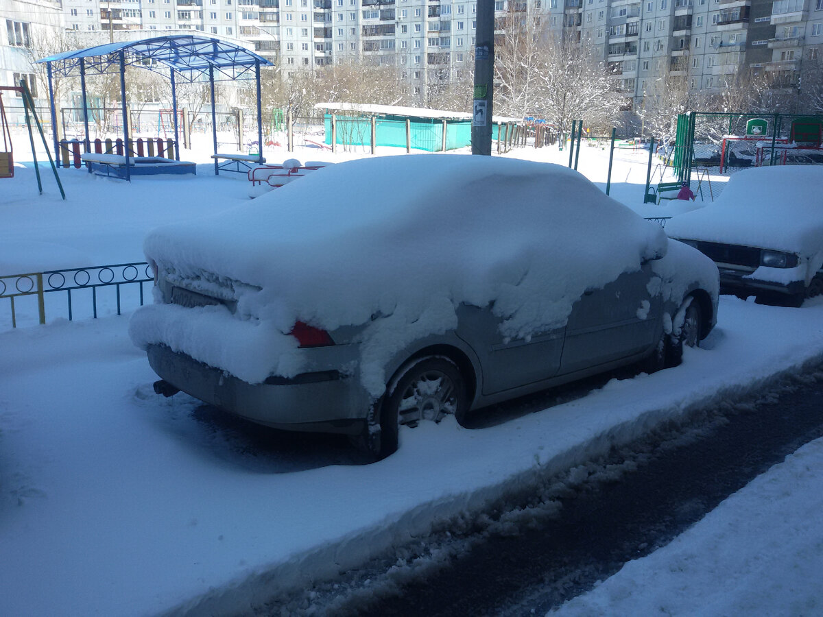 Это 9 мая, планировали поехать посмотреть парад... Солнце, конечно, уже высоко, но снег, вы посмотрите сколько снега! Да, кстати транспорт наш, без машины здесь никак...