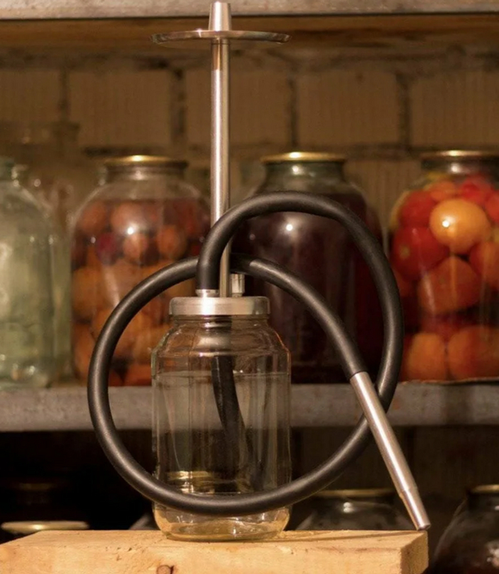 Начнем немного издалека, с истории. Началось все оооочень давно, примерно в 5м веке до нашей эры в очень колоритной стране – в Индии. Процесс курения был не для удовольствия и расслабления, а именно в медицинских целях. Вместо привычной для нас табачной смеси индийцы использовали ароматические травы и их смеси. 
В то время кальян сильно отличался от привычного для нас и представлял собой кокос с двумя отверстиями, в одно из которых помещалась бамбуковая трубка, внутрь засыпалась смесь и поджигалась. Эта конструкция уже позже имела шахту. (Длинная трубка, идущая из колбы, на конце которой была чаша с углями и курительной смесью).

Со временем приспособление менялось от страны к стране, где об этом узнавали, как о чем-то интересном и стоящем внимания. Но распространение, на тот момент было только в арабских странах и близко расположенных к Индии.

Так же, чуть позже, люди постепенно приписывали процессу курения через такое сооружение нечто эзотерическое и божественное. Поэтому, постепенно некоторые курящие начали добавлять уже интересные сочетания дурманящих трав. Да-да, тех самых, их курили еще в древности и верили в их волшебные свойства. Да что спорить, это делают до сих пор.

Вернемся к самому кальяну. Со временем у кальяна появилась колба, в те времена еще из глины, но уже похожая на современную. Еще чуть позже, в колбу уже наливали воду, а смесь переехала наверх и от изначального сооружение не осталось и следа.

Культура потребления.

Вокруг кальяна существует очень много традиций и связаны они по большей части с традициями в странах, где его курят.

Для европейского человека, например, была бы странная традиция, что у каждого гостя должен быть свой кальян, как своя чашка чая или столовые приборы. В России кальян обычно курят двое -трое и более и связано это не с экономностью, как показалось бы на первый взгляд, а с тем, что на нас одни кальян на человека — это реально много, каким бы легким он не был. Даже любители очень тяжелых и жестких смесей чаще всего разделяют его с другом.

Кстати, в арабских странах разделить кальян с гостем – это значит, что гость очень уважаем и почитаем.

Уже несколько столетий кальян считается десертом, и гости начинают его курить после приема пищи за беседой. В это время на столе остаются фрукты и напитки, чаще всего чай. Кстати, до сих пор в этих странах считается хорошим тоном курить кальян во время переговоров и подписания контрактов с партнерами.

Еще важное наблюдение – чаще всего, мастера кальянов или как все их называют кальянщики – Люди из южных и арабских стран. Привычных нам европейцев стало больше только в последние несколько лет в связи с нарастающей популярностью кальянов и тем, что мастеров уже не хватает.

На данный момент ценители и сильные любители самостоятельно могут забить себе вкусно и качественно и имеют дома свой собственный кальян, ведь в наше время это стало очень доступно.

Эффект от кальяна

Многие замечают, что курение кальяна сильно расслабляет и может «Унести». Да, кальян правда расслабляет, как например сигарета или алкоголь. Если с алкоголем все ясно, то остается вопрос, почему кальян расслабляет. Это связано с тем, что как не крути, это все же табак, а в табаке, как известно находится вещество – никотин.

При курении кальяна вы получаете дозу никотина, которая расслабляет нервную систему, Ваше давление повышается, а затем начинает снижаться. Именно в это время Вы немного «Улетаете». Это неопасно здоровому организму и точно не вреднее, чем те же сигареты. К сигаретам Вы имеете постоянный доступ и возможность употребления практически везде и в любое время. Кальян же требует помещения или места, времени на подготовку и забивку чаши, разогрев углей и раскуривания.

Некоторые люди отмечают, что стали чаще курить кальян что бы расслабиться и курят уже каждый вечер. Это связано в первую очередь с современным темпом жизни, в котором обычный человек нервничает слишком часто, переживания обо всем и как следствие – попытки расслабления любыми доступными средствами.

Для того, что бы избежать обыденности кальяна в своей жизни и не допустить нахождения кальяна на столе в рабочем состоянии каждый день – необходимо подумать о том, что Вы лишаете себя именно радости и отдыха в праздничные и выходные дни и он уже не поднимет Вам настроение в будущем, а так же заставляет тратить очень много времени на уход за кальяном, ведь его нужно мыть после КАЖДОГО покура, чистить и шахту и шланг и колбу.

Нужно также помнить, что это табак содержит никотин, и если иногда можно порадовать себя вредными но приятными вещами, каждый день курить – это вредно. Ведь это как хорошее вино, если каждый день его пить – оно уже потеряет вкус.

Некоторые производители словили эту проблему и обернули в плюс для себя – начали выпускать смеси бестабачные. Как с добавленным никотином, так и вовсе без него. Да, табак для кальяна производится без табака. Он производится на основе чайного листа или даже сушеных фруктов в специальной смеси. Многие даже не замечают разницы и с радостью переходят на новинку, а некоторые остаются при своих консервативных взглядах. Но удивит многих, что курить можно даже камни. Да, есть специальные камушки, которые вымачиваются в сиропах и могут использоваться повторно. То есть в процессе Вы курите пар от нагретого сиропа.

В целом, на данный момент многие идут дальше и никого уже не удивить кальяном, в колбу которого заливается, например молоко или сок, а некоторые заливают туда вино или даже абсент. Последний изначально заливался с целью получить эффект «зеленой феи», ведь абсент давным-давно имел миф о приступах галлюцинаций, а особенно его пары. С похожей целью в колбу заливался и другой алкоголь – получить вместе с дымом спиртовые пары что бы «Улететь».  Но времена экспериментов уже проходят, и классическая вода остается вечным спутником кальяна.

На самом деле проводить алкогольный вечер с кальяном – опасная штука, так как нервная система человека затухает быстрее, теряется координация и в целом вечер забывается, хотя выпито было в меру обычного праздничного вечера. Виной всему то, что организм получает двойной удар.

На данный момент производители кальянов бьются между собой за удобство, долговечность своих изделий и привлекательный внешний вид, а производители смесей за «Тот самый вкус» и крепость, который подойдут всем.

Выбор среди кальянов, табака и аксессуаров сейчас настолько большой, что незнающий человек уже боится войти в специализированный магазин, потому что чувствует себя ребенком в магазине автозапчастей и чаще всего покупает только то, что видел в гостях или спросил у персонала в заведении.

Что бы выбрать то, что будет радовать именно Вас, для начала нужно определиться с тем, что именно Вы хотите. Вкусовые предпочтения и желательно более четко, потому как если это будет «Что-то сладенькое», то Вам могут посоветовать, например ягодный или фруктовый вкус, а Вы хотели что то ванильное и выяснится это уже во время покура. Так же не забывать про особенности Вашего кальяна или наличия калауда, предпочтения по жару и вкусопередаче. Если учесть все это при разговоре с консультантом, то Вам подберу то, от чего Вы будете в восторге. Так же не стоит экономить на угле, так как это такая же основа курения, как и табак. У углей бывает разное качество и плотность, а так же размер, что тоже нужно учесть, особенно, если Вы любите «пожарче».

Сам кальян стоит отдельного внимания. Для выбора изначально нужно определиться с ценовым диапазоном, так как есть кальян за 2000, так и за 2 000 000 и больше. Назначение и частота использования важны при выборе и так же влияют на цену, которую Вы согласитесь отдать.

На данный момент уже существует кальян, для которого вместо колбы можно использовать обычную 3-5 литровую банку, а ее можно одолжить у бабушки. Такой кальян обойдется Вам очень дешево, занимать места будет крайне мало и если с ним что – то случится, то это будет не так обидно. Как правило, такие кальяны пользуются популярностью у студентов, из-за низкой цены.

Что такое кальян. Почему кальян называют десертом. Его виды и связь с историей. И почему некоторые курят ЧАЙ? Полезное, Курение, История (наука), Факты, Кальян, Кальянная, Кальянщик, Табак, Чаша, Вредные привычки, Сигареты, Праздники, Праздничный стол, Кальянный Табак, Культура, Длиннопост