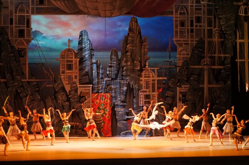На абордаж решил взять искушенного московского зрителя балет "Корсар" прибывший в столицу из Челябинска.-5-3