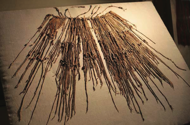 Кипу – узелковое письмо. Изображение взято из книги А. Ю. Склярова «Перу и Боливия задолго до инков», издательство ВЕЧЕ, 2011 