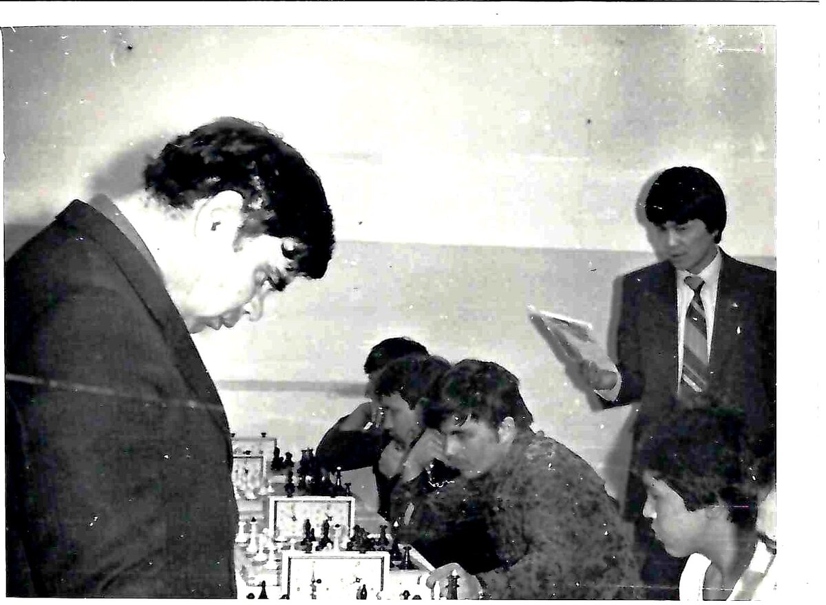 Николай Андреевич даёт сеанс одновременной игры в общежитии студентов ЧПИ (ЗабГУ)