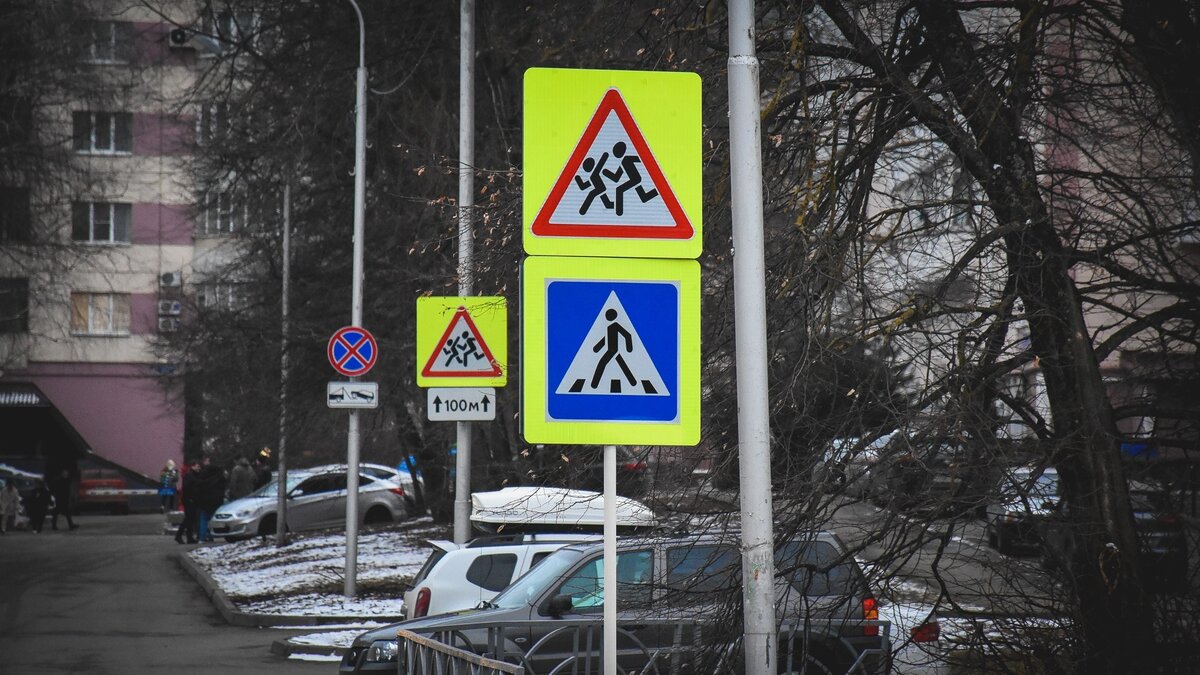     «Ни проехать, ни пройти, и никак не обойти»: во Владивостоке внедорожникам на парковке оказалось слишком мало места и они «захватили» тротуар. Возмущению горожан нет предела.