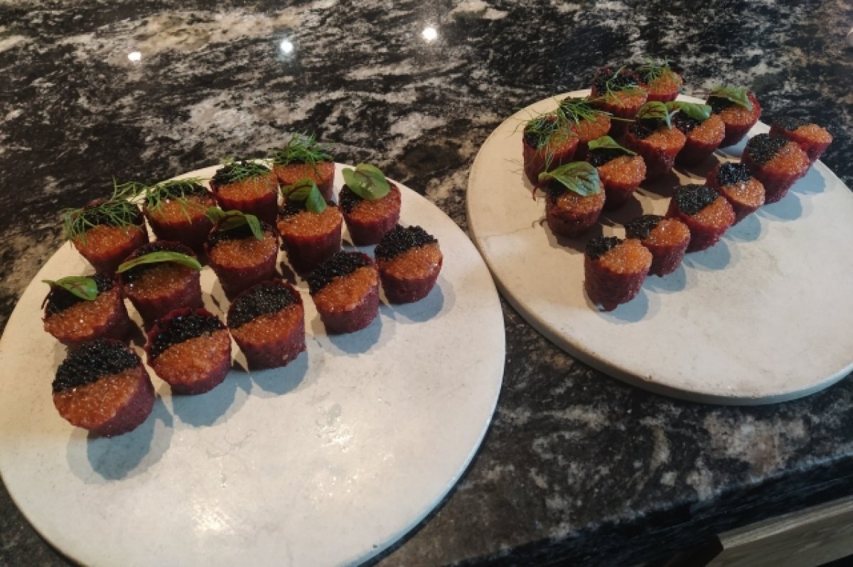    Гостям города предлагают попробовать блюда из сибирских продуктов.