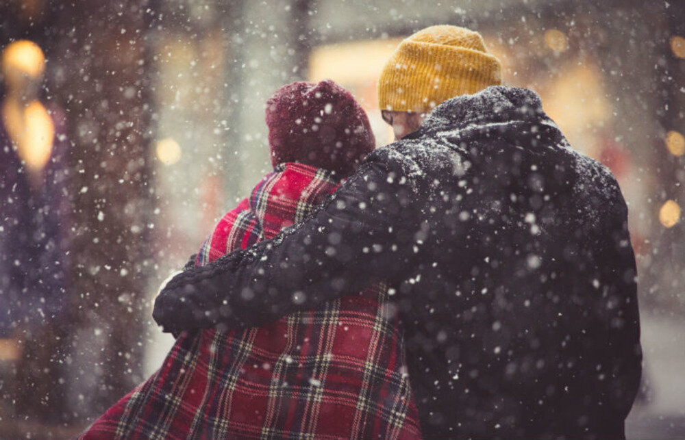 Снег заботливо укутал. Пара зимой. Зимние объятия. Зимняя романтика. Влюбленные зимой.
