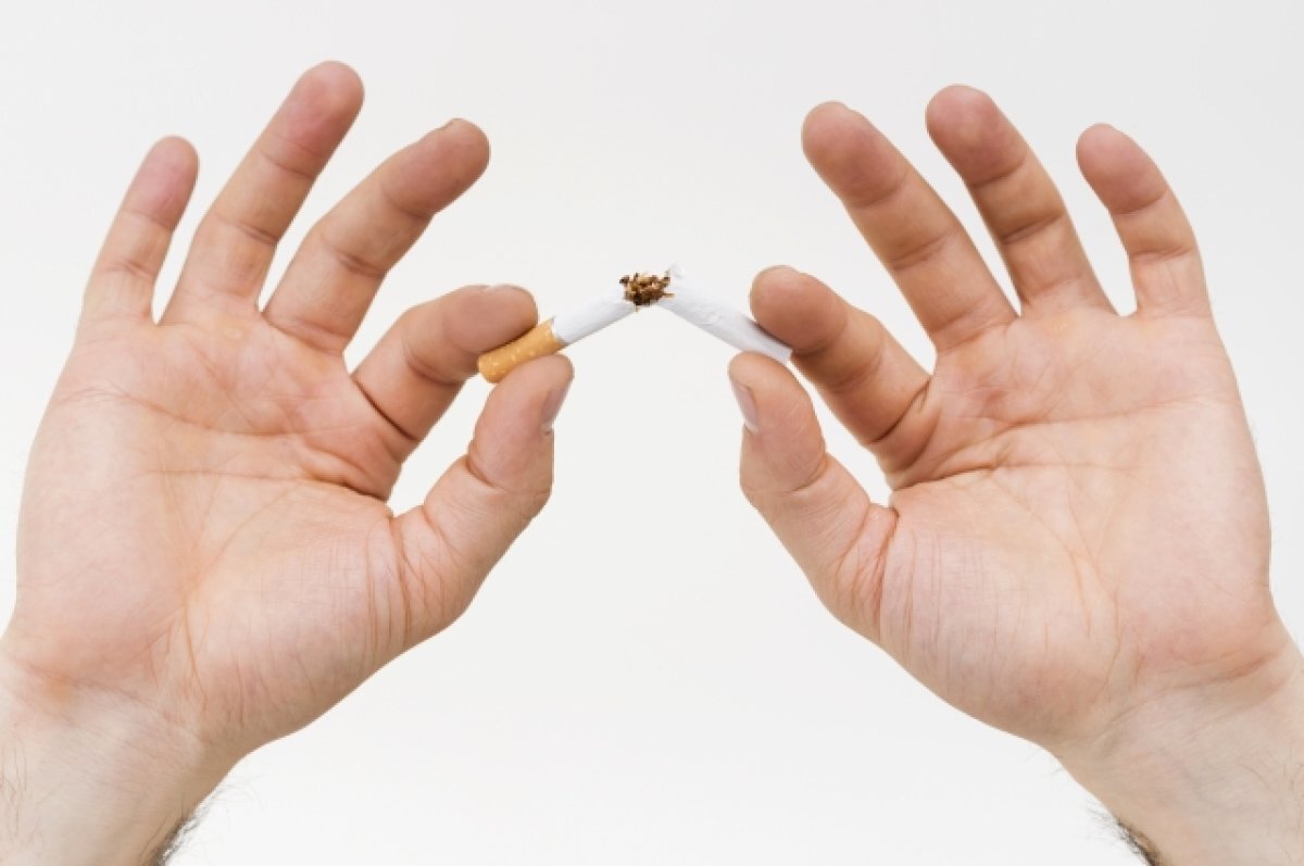    Магазин «Красное и Белое» торгует сигаретами возле школы на Камчатке