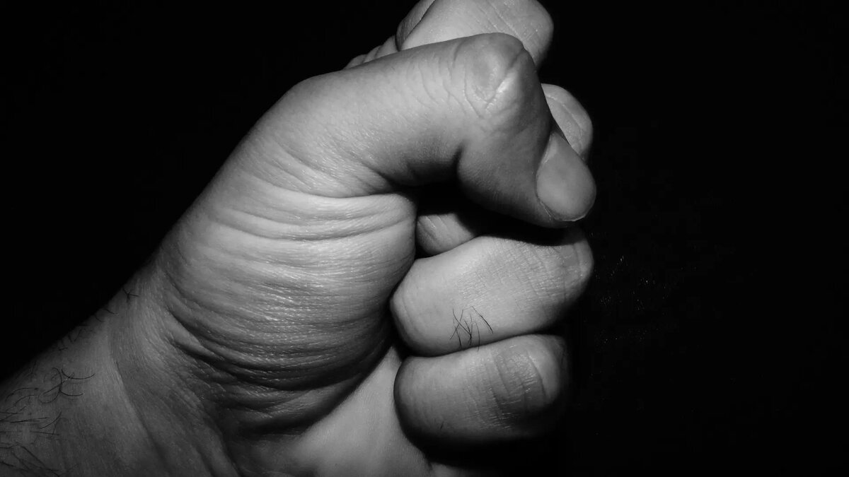     Семейный конфликт едва не закончился летальным исходом в Нижневартовске. Полицейский спас мужчину от необдуманного поступка.
