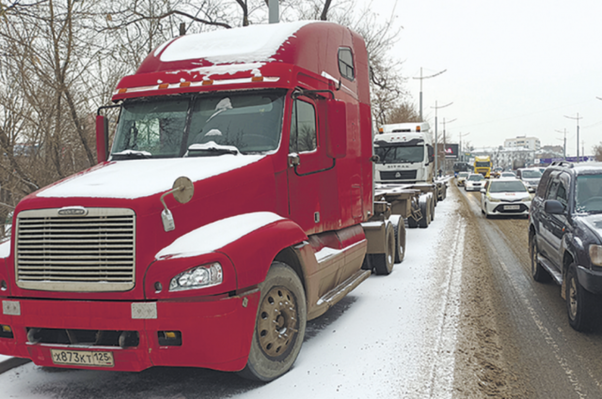    В отсутствие грузов и в непогоду фуры массово скапливаются на обочинах трасс и дорог в жилых кварталах.