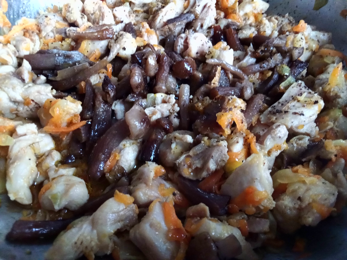 Приготовление курицы с грибами в сливочном соусе. Фото от автора