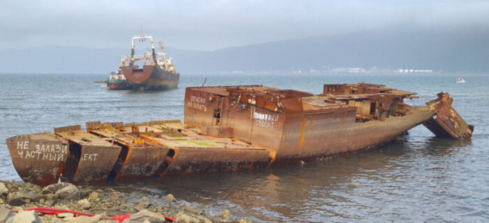 Фото: АМП Татарского пролива и Охотского моря. Бухта Нагаева, поднятое затонувшее судно 