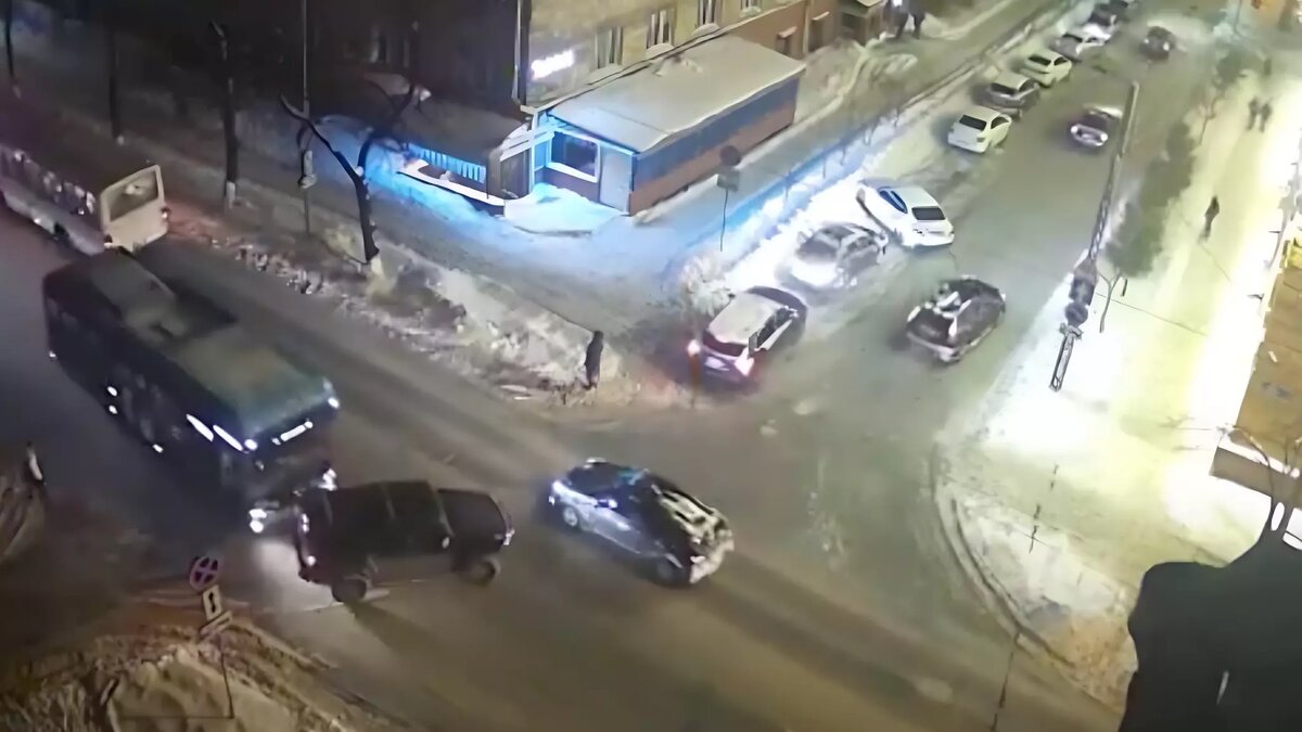     Авария произошла в «час пик»: момент ДТП попал на видео.