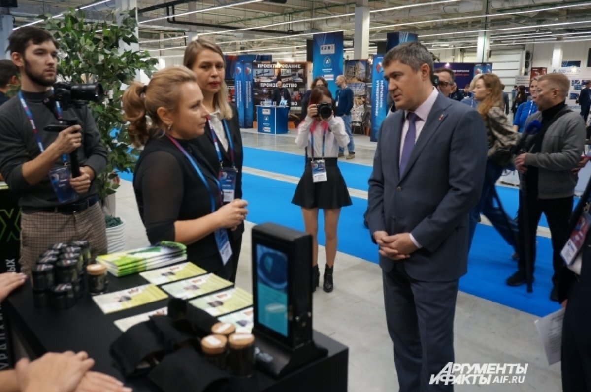    Дмитрий Махонин знакомиться со стендами предприятий промкооперации.