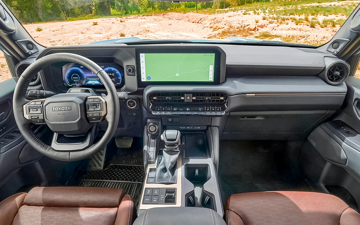 Передняя часть салона нового Land Cruiser Prado 