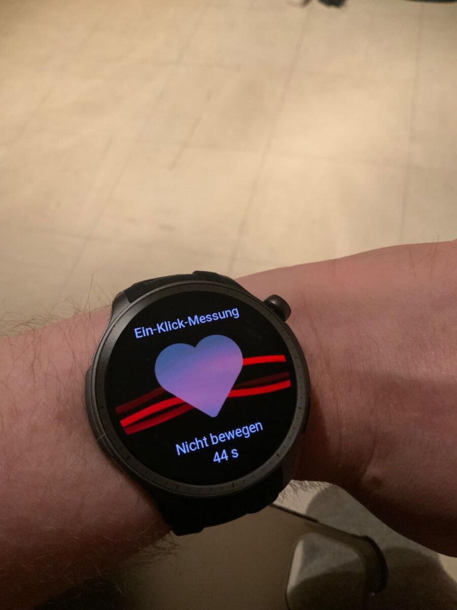    Дисплей Amazfit Balance большой, но на руке выглядит аккуратно. Источник: amazon.de