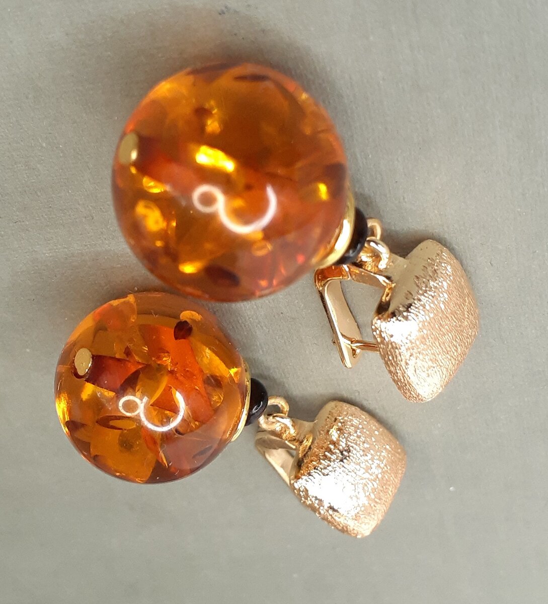 Я делаю серьги с использованием Прессованного Янтаря.