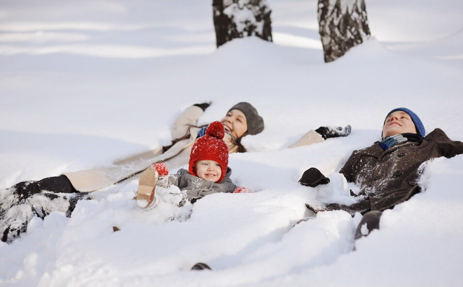 Сидит сугробе. Дети в снегу. Зимние забавы. Ребенок в сугробе. Валяться в снегу.
