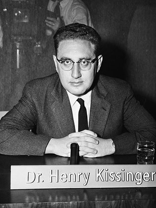    Доктор Генри Киссинджер, профессор Гарвардского университета, автор книги «Ядерное оружие и внешняя политика», ноябрь 1957 года. Фото: Bettmann / Getty Images