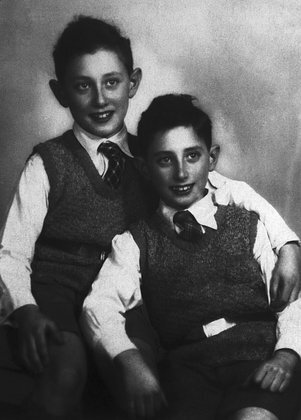   Хайнц Киссинджер (слева) со своим братом Вальтером, 1 января 1933 года. Фото: Bettmann / Getty Images