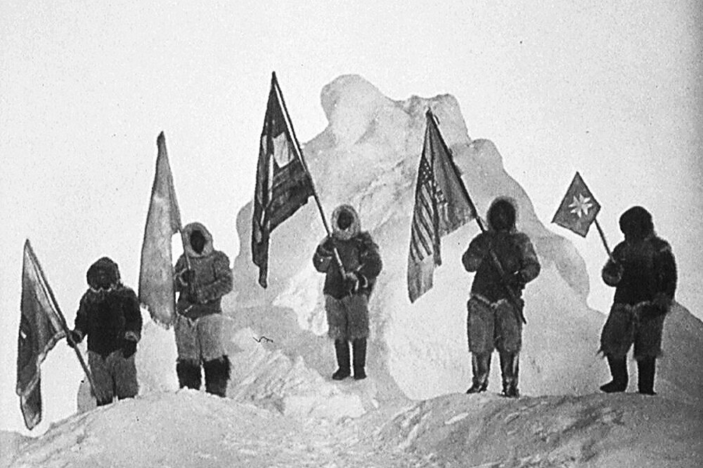 Пири северный полюс год. Покорители Северного полюса. Первым достиг Северного полюса. Норвежский путешественник первым покоривший Южный полюс земли. Российские полярники 1 достигли Северный и Южный полюс.