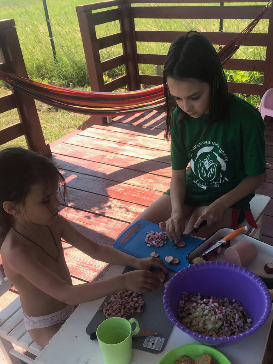 На даче. Готовят окрошку, пока я отдыхаю на соседнем гамаке)))