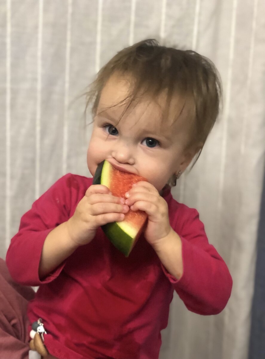 Симочка ест арбуз, заботливо выращенный нашим мужем и папочкой на нашей даче 