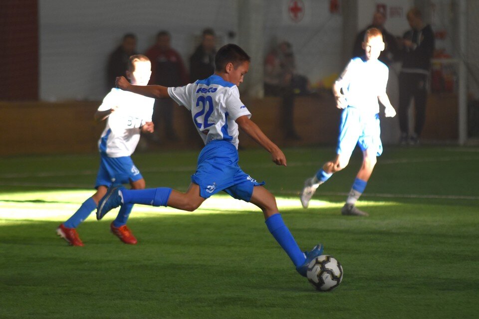    На поле шла бескомпромиссная борьба. Фото: АНО «Футбольная Академия «Искра»