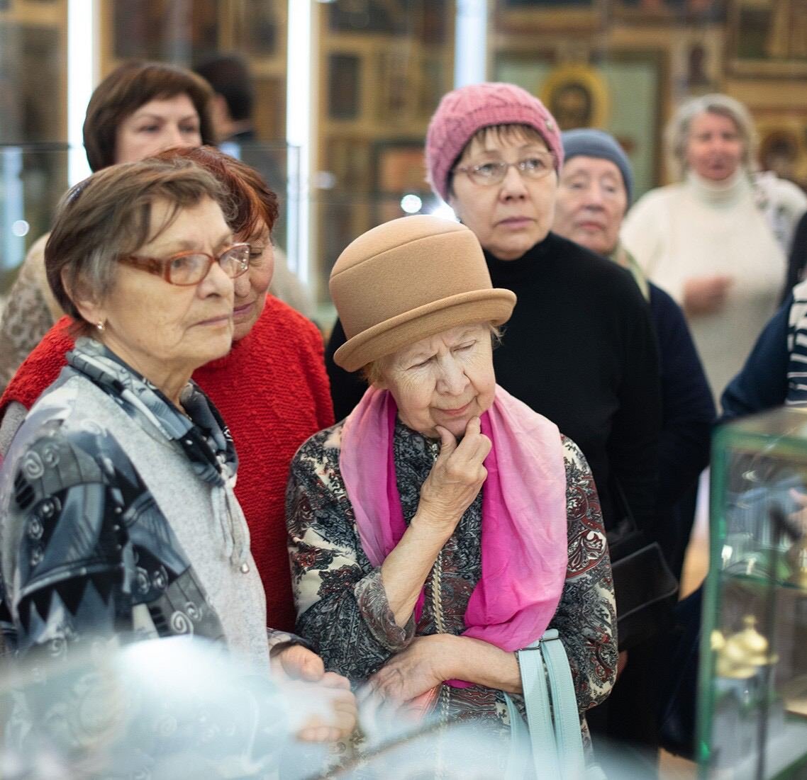 Москва для пенсионеров. Экскурсии для пожилых. Экскурсии для пенсионеров. Пожилые люди в музее. Пенсионеры.