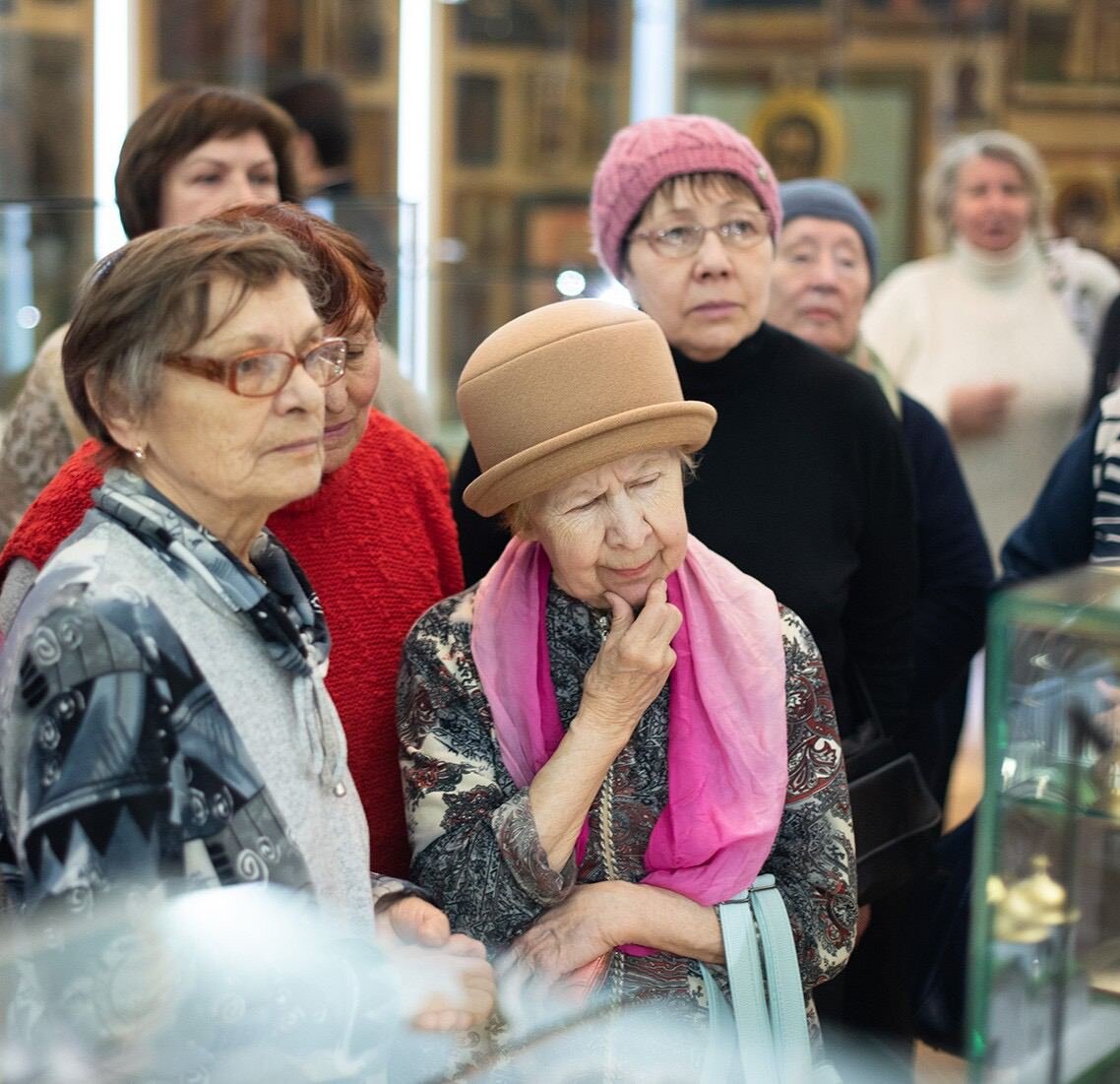 Московское долголетие экскурсии для пенсионеров в москве. Экскурсии для пожилых. Пенсионеры в музее. Пенсионеры на экскурсии. Пожилые люди в музее.