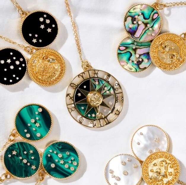 Кулоны. В центре кулон "Зодиаки"