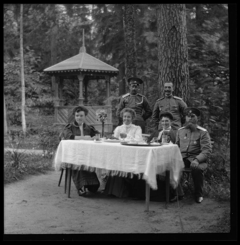 К.И. Коссе «Карл Иванович с супругой, дочерью и гостями за столом на даче в Дудергофе», Санкт-Петебургская губерния, 1900-е © РОСФОТО