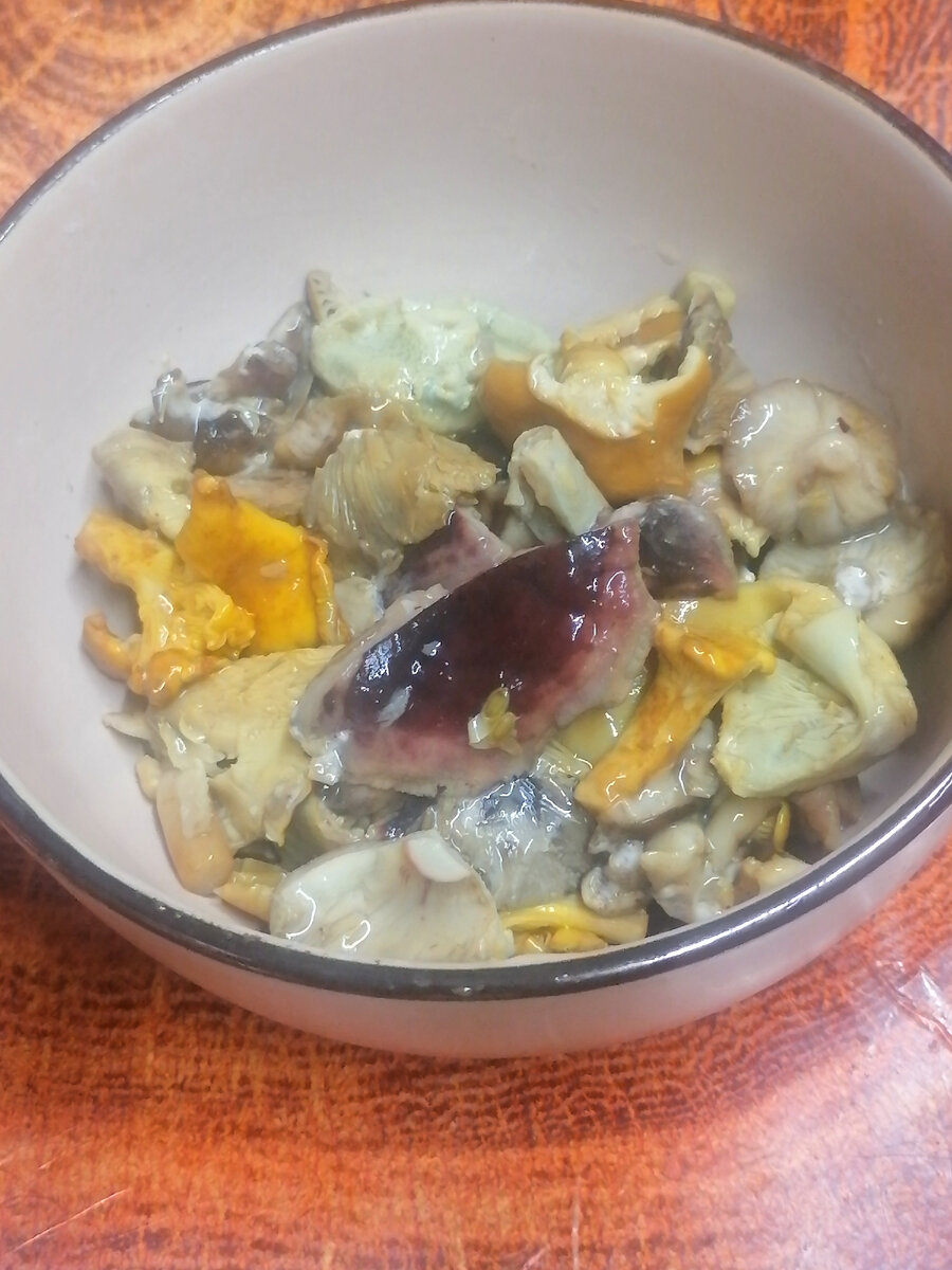 Солёные грибы-ассорти. Грудь по центру лежит, вишнево-фиолетовый красавчик! 