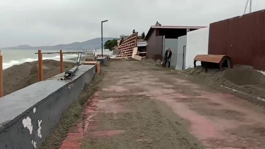 Адлер после супершторма, курорт не узнать: волны снесли кафе, выбили ...